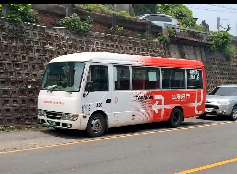 張男今天到基隆市公車處太白莊分站停車場搜刮公車內財物未果,涉嫌偷走中型公車開走四處繞行,涉毒駕被法辦。記者游明煌/翻攝