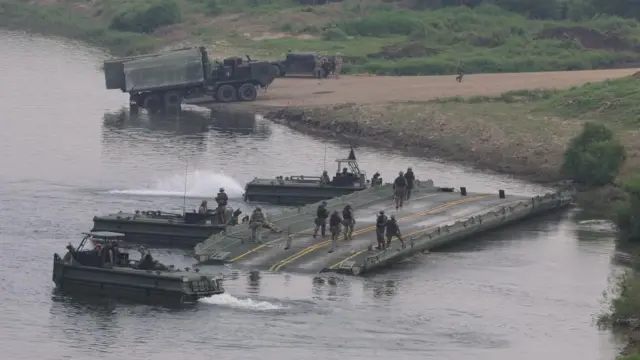 美军士兵于2026年8月20日在韩国坡州临津江进行渡河演习