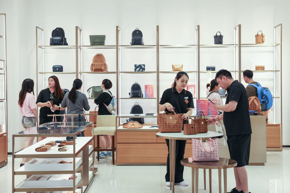 顾客在海口日月广场免税店选购商品(2026年3月25日摄)。新华社记者 张丽芸 摄