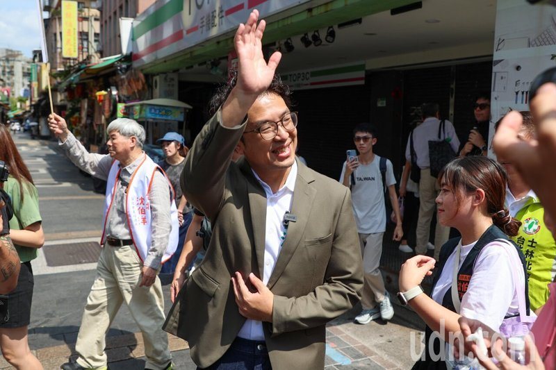 民進黨台北市長參選人沈伯洋（中）上午到台北士林慈諴宮參香，並前往士林市場掃街拜票。記者林伯東／攝影