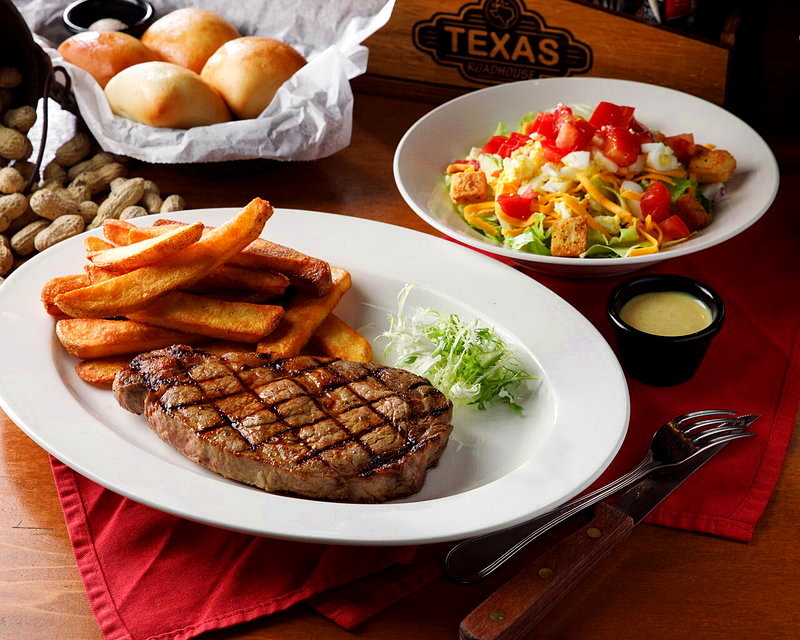 Texas Roadhouse 父親節推出雙人套餐2,400元，主餐可選招牌12盎司肋眼牛排。圖／開展餐飲集團提供