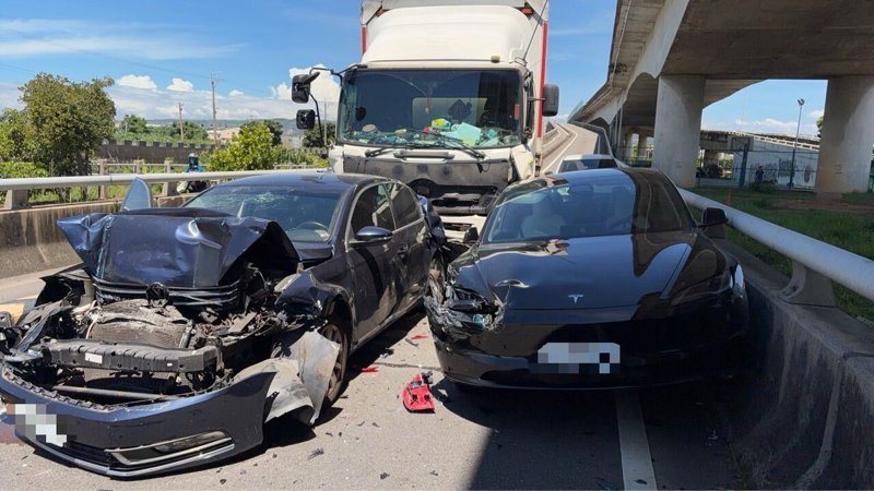 台中龍井今發生一輛大貨車下匝道疑煞車系統故障，追撞三輛轎車、一輛聯結貨車，6人受傷送醫。圖／台中市消防局提供