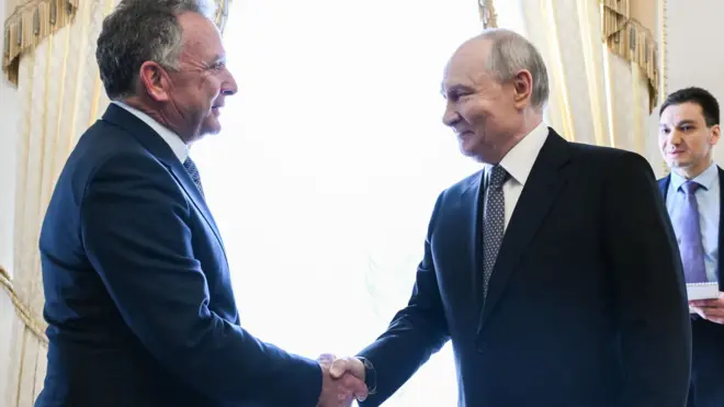 Путин и Уиткофф жмут друг другу руки