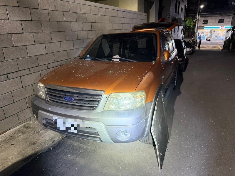台中市一名男子疑與女友爭執後，今凌晨3時許自大里區社區大樓的9層住宅墜落，掉落在一輛休旅車上。圖／民眾提供
