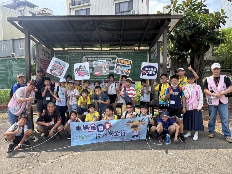 為讓交通安全觀念向下扎根，新竹市監理站昨邀陽光國小28位師生體驗大型車視野死角與內輪差，學童輪流坐上駕駛座，赫然發現原本站在車側、車後的同學竟從後視鏡中「消失」。圖／新竹市監理站提供