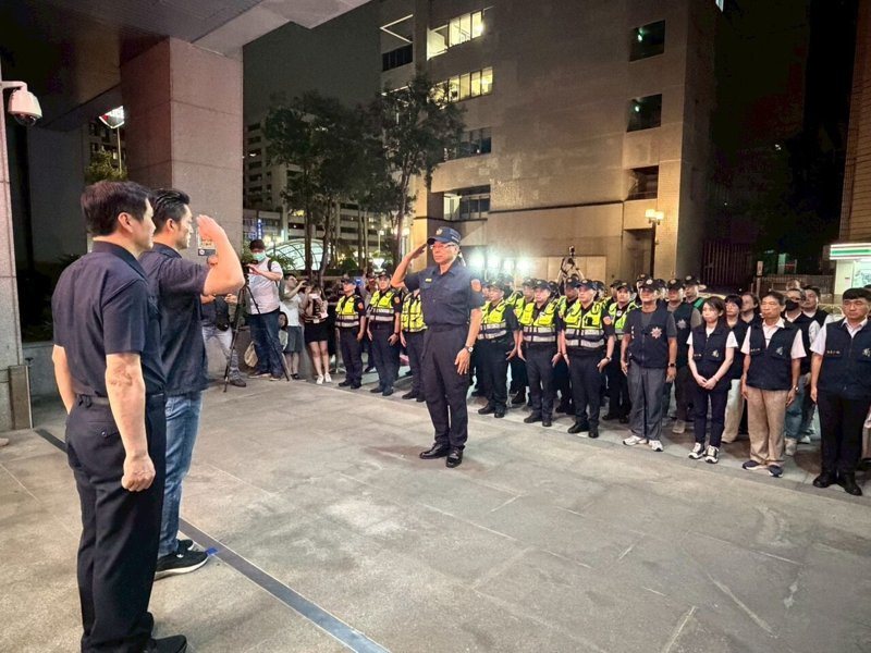 暑期「青春專案」開跑，台北市市長蔣萬安今晚赴松山警分局主持勤前教育，並率隊前往青少年易聚集的KTV等場所視察臨檢。圖／警方提供