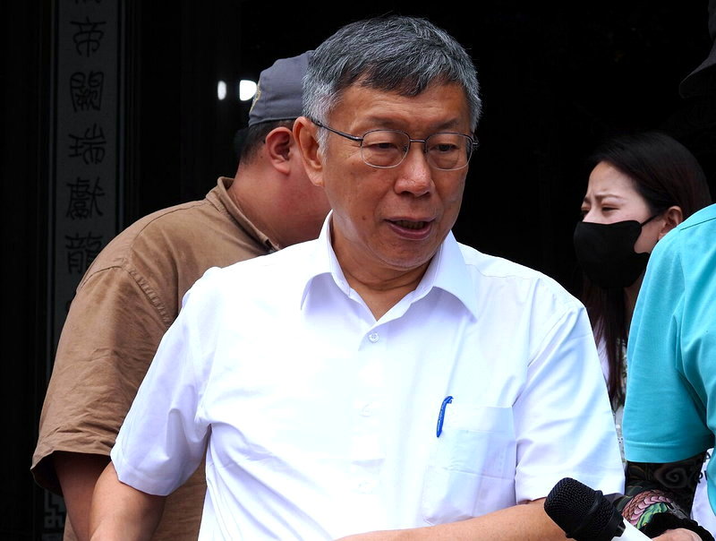 民眾黨前主席柯文哲今天到南投陪同黨內縣議員參選人吳淳祐赴名間松柏嶺受天宮參拜。記者賴香珊／攝影