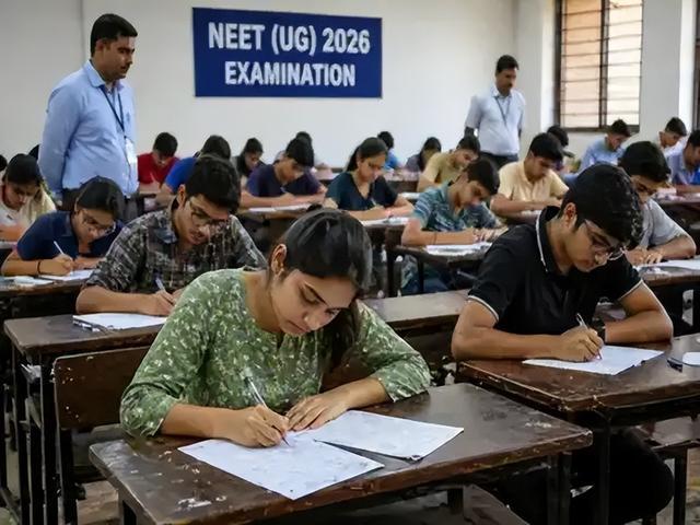 今年5月举行的“医学高考”期间,考生正在答题。(图源:The Economic Times)