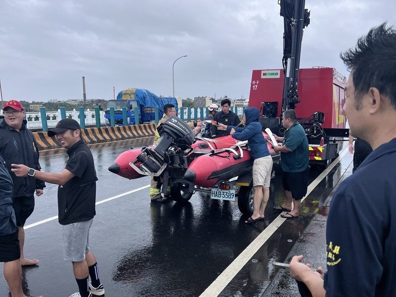 嘉義縣六腳鄉北港大橋今早傳男子落水，水流湍急目前正擴大搜救。圖／民眾提供