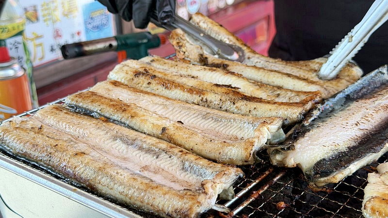 為提升國產鰻魚品牌價值並拓展內銷市場，鹿港鎮農會今發表全新品牌「台灣珍好鰻」，共8個農會聯名推出蒲燒鰻產品，今天祭出500份現烤鰻魚。記者林敬家／攝影