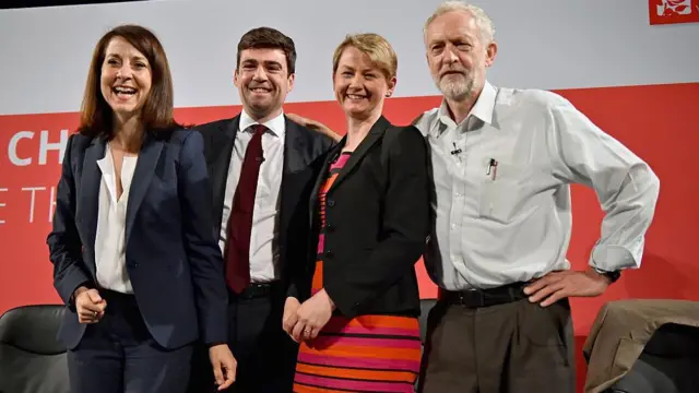 利兹·肯德尔(Liz Kendall)、安迪·伯纳姆、伊薇特·库珀(Yvette Cooper)和郝尔彬。安迪·伯纳姆身穿深色西装、白色衬衫和深红色领带。郝尔彬穿着浅灰色衬衫,最上方钮扣松开,没有打领带。他的上衣口袋里插着几支笔。