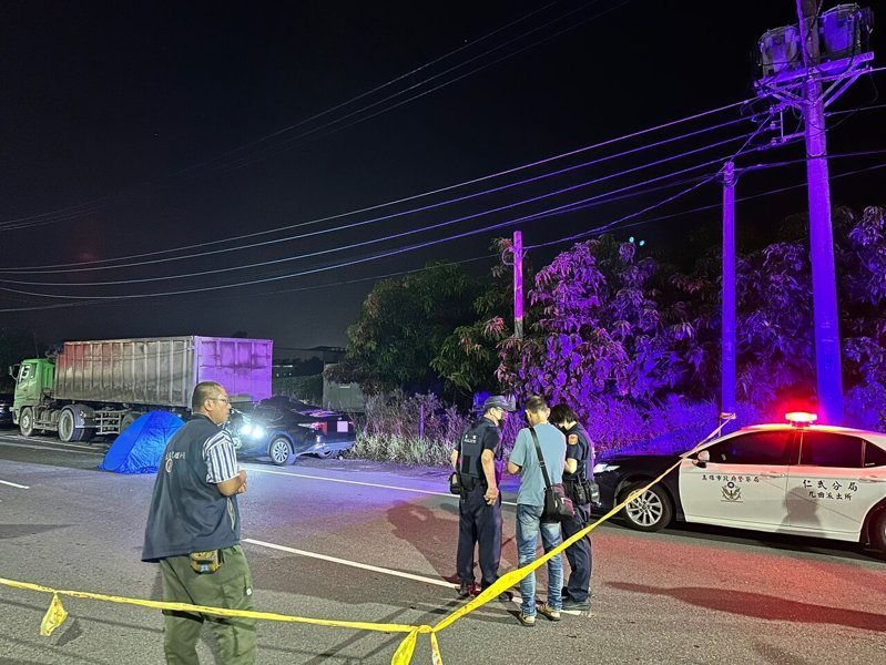 錢姓男子今天凌晨零時許駕車在高市大樹區九大路高速衝撞路邊砂石車，車頭被削去一半，錢男當場慘死。記者石秀華／翻攝