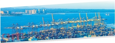6月24日,海南自贸港重要货运港口(洋浦港)集装箱码头一派繁忙景象。 石中华摄(人民视觉)