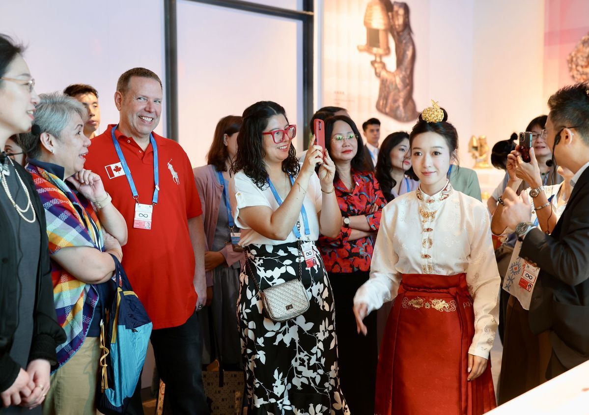 代表团走进澳门艺术博物馆，参观“文创里的古代中国”专题展。【图片：邓永安 中国日报香港版】