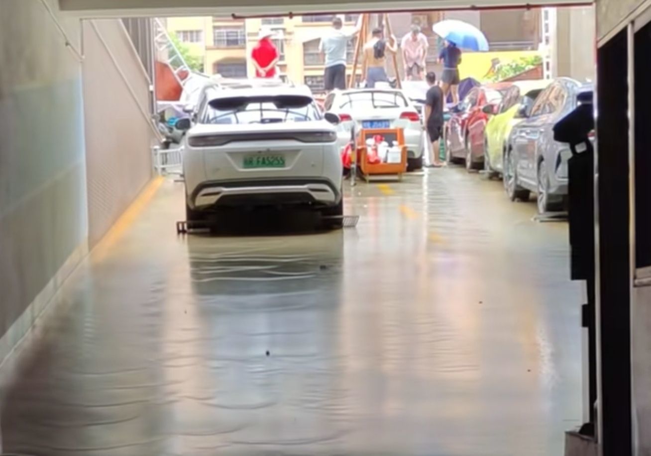 广西一小区业主挖土自制沙袋筑防线，守住地下停车库上千台车