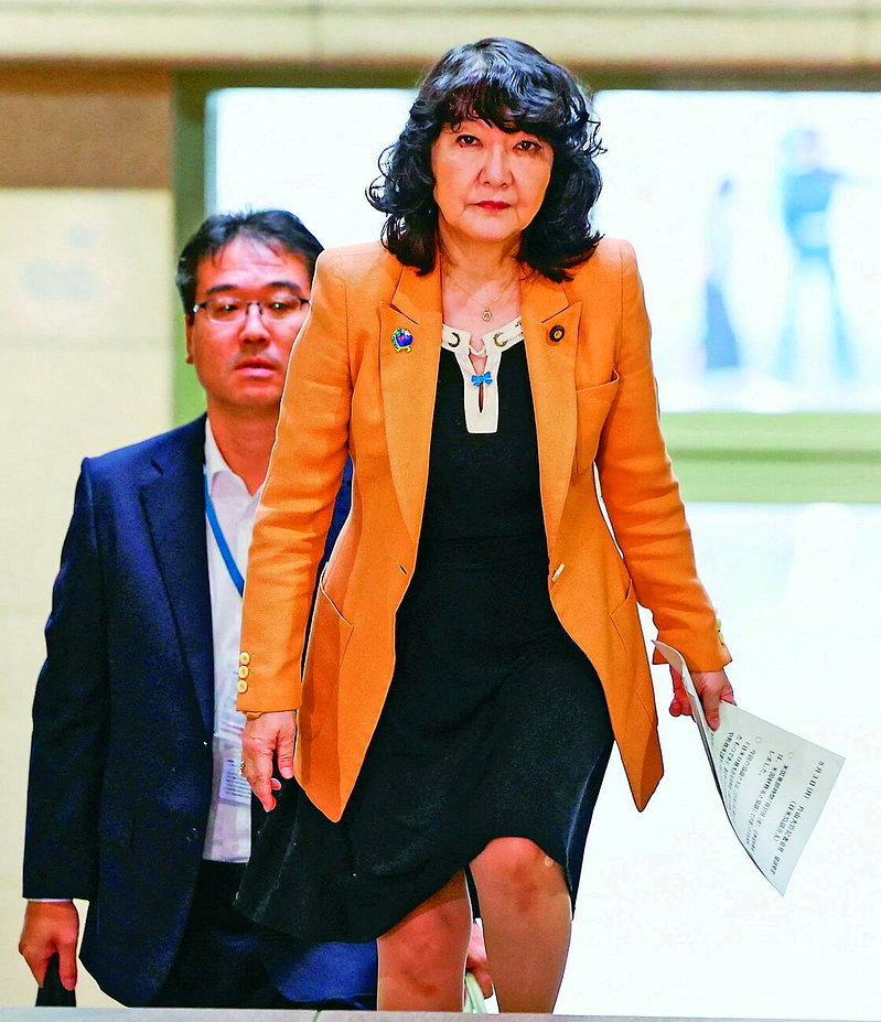 日本財務大臣片山皋月（右）3日抵達東京財務省大樓，說明<a href='/search/tagging/2/美日' rel='美日' data-rel='/2/247699' class='tag'><strong>美日</strong></a>聯合干預<a href='/search/tagging/2/日圓' rel='日圓' data-rel='/2/110486' class='tag'><strong>日圓</strong></a>匯率行動。 路透