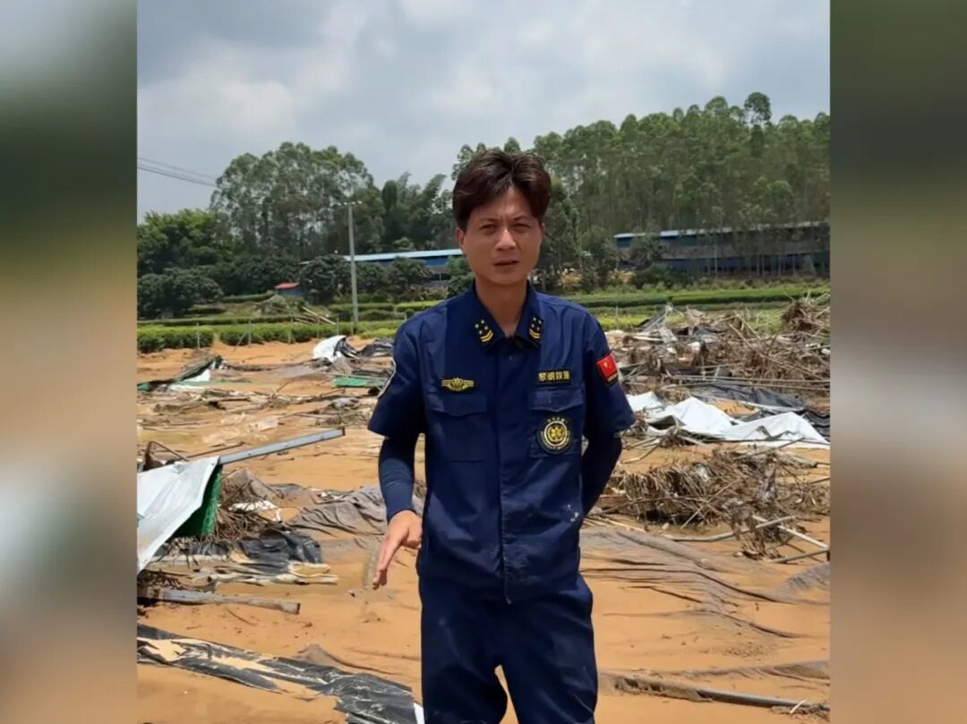 陈培鑫在被洪水冲毁的蛇场前