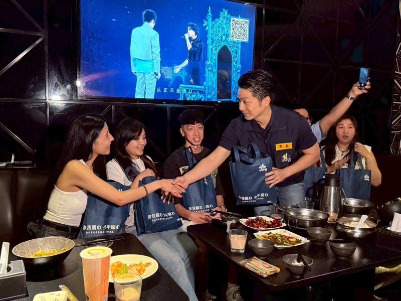 暑期「青春專案」開跑，台北市市長蔣萬安今晚赴松山警分局主持勤前教育，並率隊前往青少年易聚集的KTV等場所視察臨檢。圖／警方提供