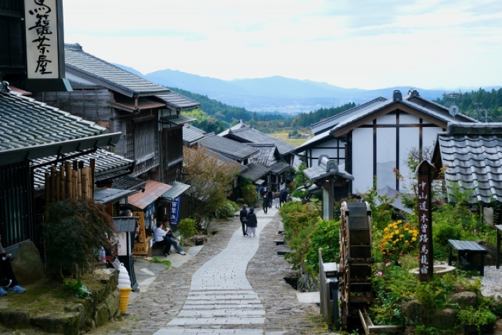 ▲「馬籠宿」老街依山勢而建，形成獨特的陡坡地形。　圖：PhotoAC／來源