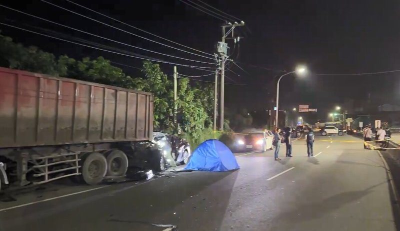 錢姓男子今天凌晨零時許駕車在高市大樹區九大路高速衝撞路邊砂石車，車頭被削去一半，錢男當場慘死。記者石秀華／翻攝