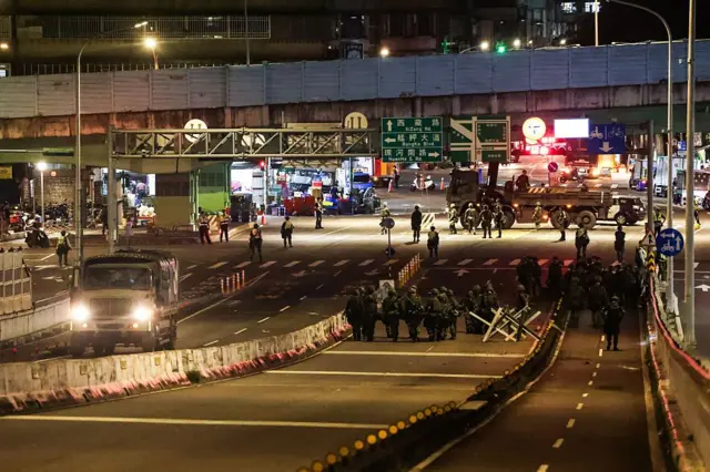 台湾士兵在年度汉光军演中,于2025年7月15日,在新北市八里区台北港附近的一座连接新北与台北的桥梁上,搭建阻绝设施,模拟防御部署。