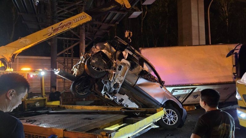 國道1號北向53.5公里蘆竹路段今天晚間發生連環車禍，現場一片狼藉。記者朱冠諭／翻攝