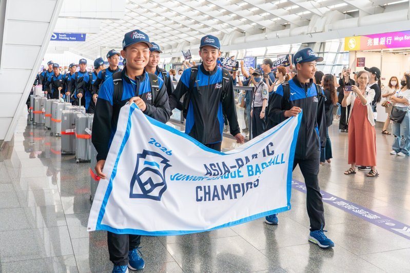 桃園市立新明國中棒球隊參加2026年世界少棒聯盟亞太區次青少棒錦標賽,以5戰全勝奪冠取得代表權,球隊5日下午返抵國門。圖/桃園市政府新聞處提供(中央社)