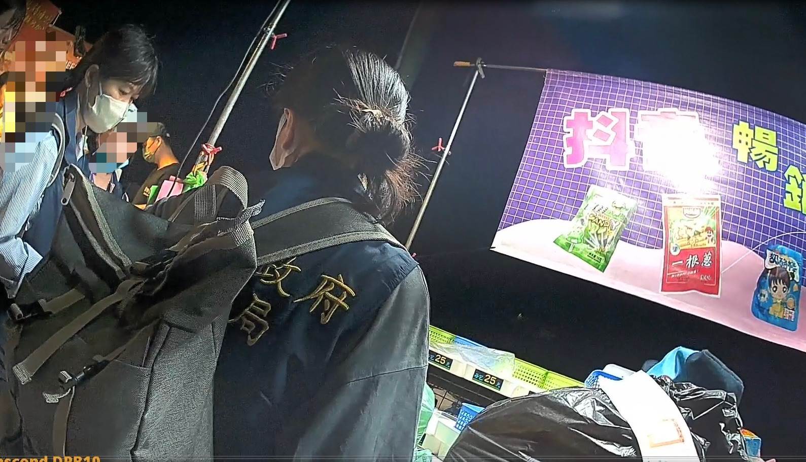 夜市攤物標示「抖音熱銷零食」,衛生局人員前往稽查。