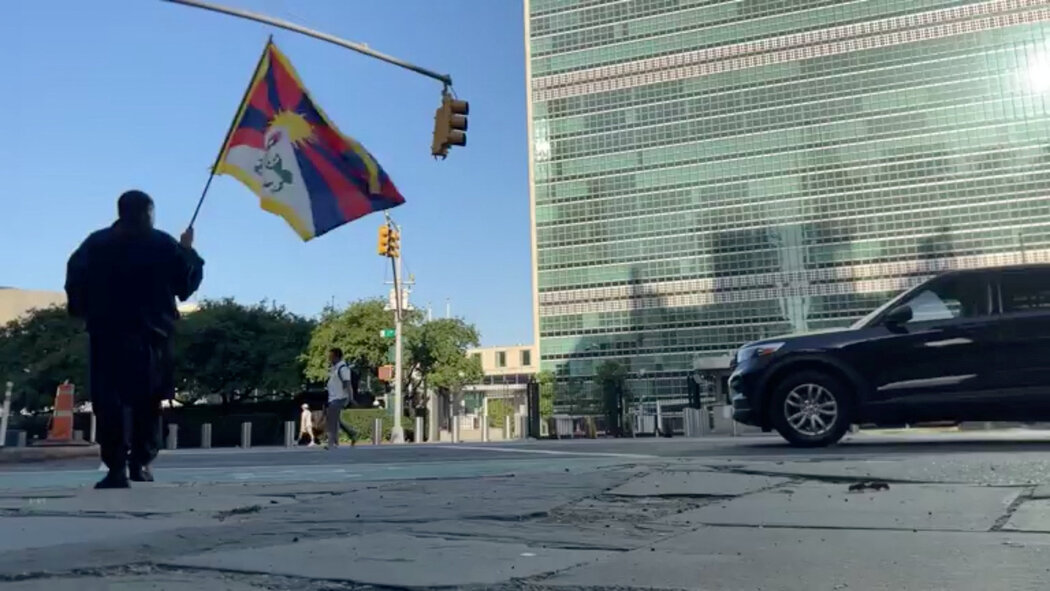 从社交媒体视频截取的照片显示,洛嘎让赞周四在联合国总部附近手持一面西藏旗帜。片刻之后,他点火自焚。