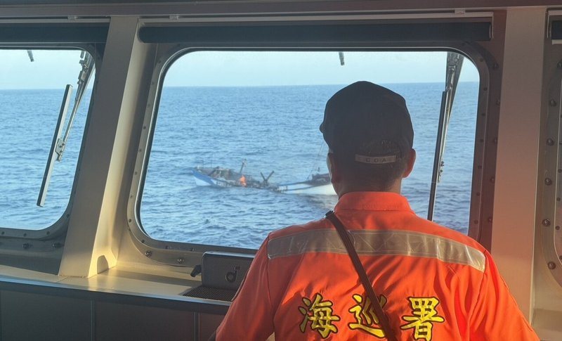 基隆籍永福188漁船昨晚在彭佳嶼東北方海域起火，船上6人棄船搭救生筏逃生，海巡署八里艦今天凌晨抵達現場發現永船持續燃燒中，立即射水滅火。圖／艦隊分署提供