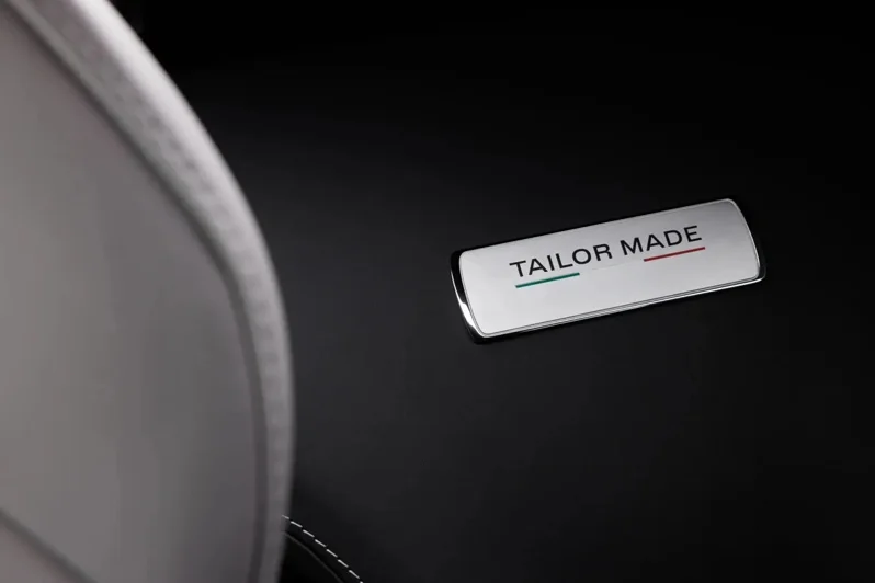 12Cilindri Manuale 作為 Ferrari Tailor Made 客製化系列成員，外觀配有專屬雷射雕刻車側徽飾。 圖／Ferrari