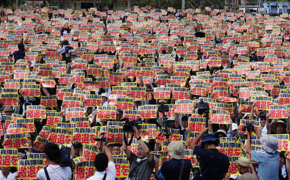 ↑2016年6月19日,在日本冲绳县首府那霸市一座公园内,市民手举“撤走(美国)海军陆战队”的标语。当日,约6.5万名日本民众在那霸市举行县民大会,悼念近日遭美军人员杀害的冲绳女子,抗议美军残虐暴行。新华社记者 沈红辉 摄