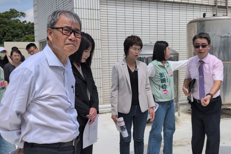 立院教育文化委員會上月29日討論教育重大議題「校事會議」相關辦法,教育部長<a href='/search/tagging/2/鄭英耀' rel='鄭英耀' data-rel='/2/224977' class='tag'><strong>鄭英耀</strong></a>(左)請假到彰化視察學校,引發立委不滿。 聯合報系資料照