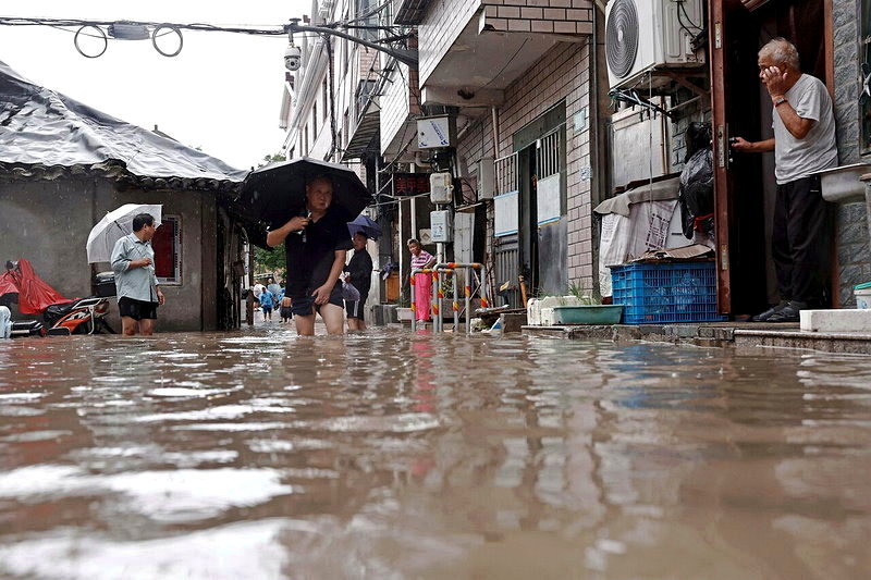 白海豚夾帶的雨勢驚人，徐家匯站更測得自1872年有氣象記錄以來的最高單日降雨量。路透