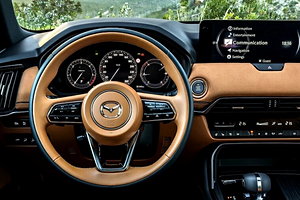 觸控螢幕越大真的更難用？揭露 Mazda 實體按鍵與 Tesla 極簡系統的真實差距