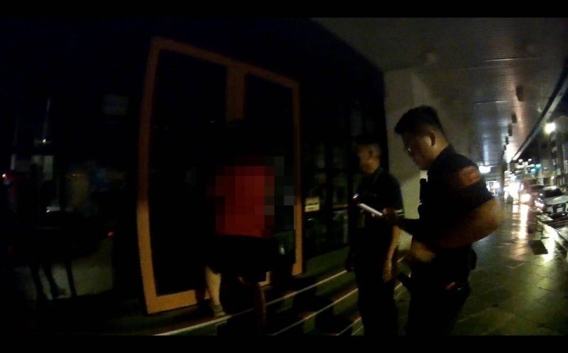 員警從送貨單據找到葉姓司機且通知保全到場,確認店內商品與財物皆完好無缺,司機嚇出一身冷汗說還好有警方機警才未出事。圖/讀者提供