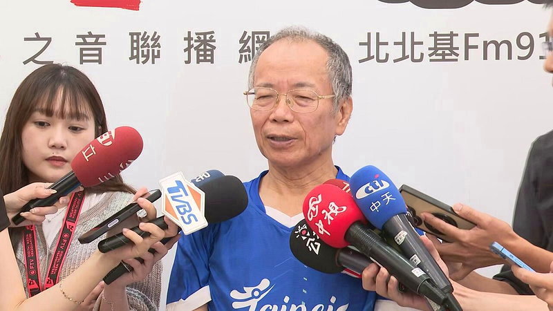 行政院前政務委員<a href='/search/tagging/2/張景森' rel='張景森' data-rel='/2/110526' class='tag'><strong>張景森</strong></a>（右）表態不退黨也不參選宜蘭縣長。記者陳煜彬／攝影
