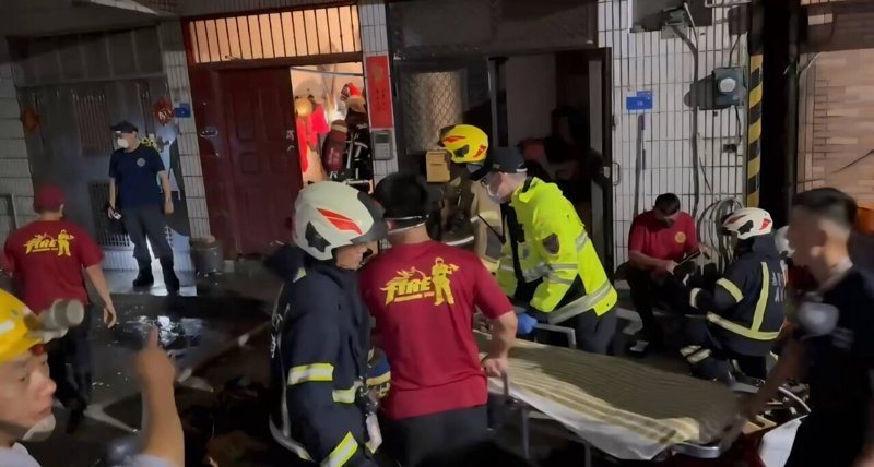 基隆大樓火警煙太大家屬難開門救人,60歲男屋主被消防人員救出時OHCA。記者游明煌/翻攝