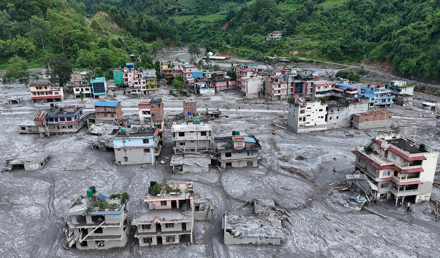 ▲当地时间2026年8月28日,尼泊尔努瓦科特,航拍画面显示德夫加特村在山洪后被碎石和泥浆覆盖(图据视觉中国)