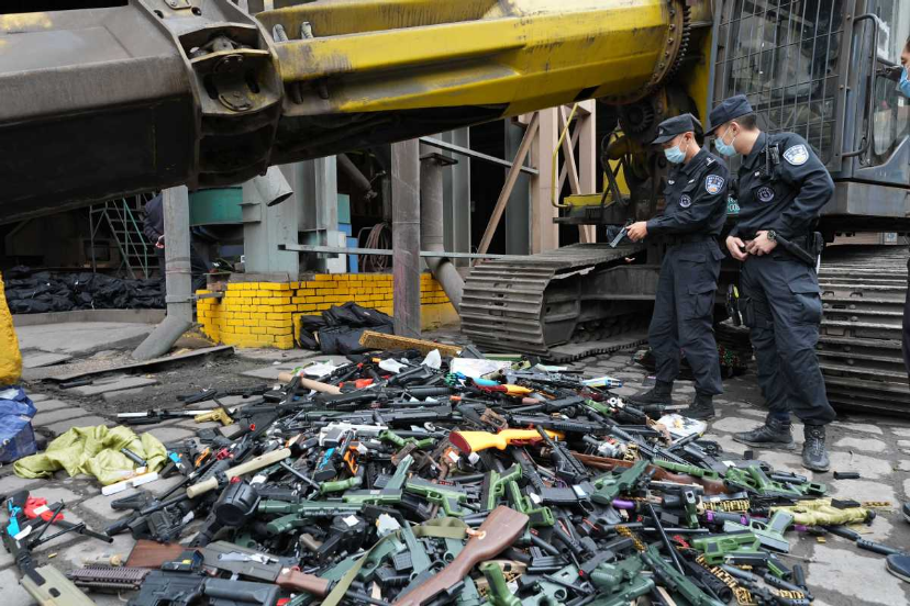 中国集中销毁非法枪爆物品现场。
