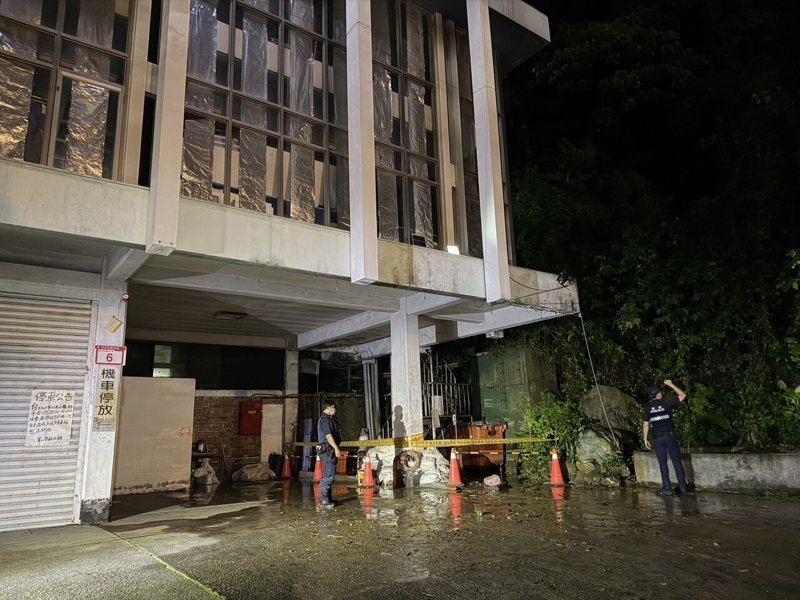 台北市士林區圓山保齡球館昨晚遭土石砸穿，警方獲報派員封鎖現場，針對球館周邊及鄰近的登山步道入口處實施預防性管制。圖／警方提供