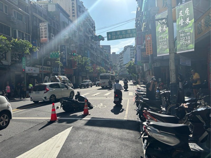 新北市林姓男子昨天騎車載母外出，行經永和區福和路往永福橋方向，疑似恍神加上機車煞車失靈，涉嫌從後方追撞停等紅燈的多輛汽機車，林男肇事後一度棄母丟車逃跑，為熱心民眾合力追回。記者王長鼎／翻攝
