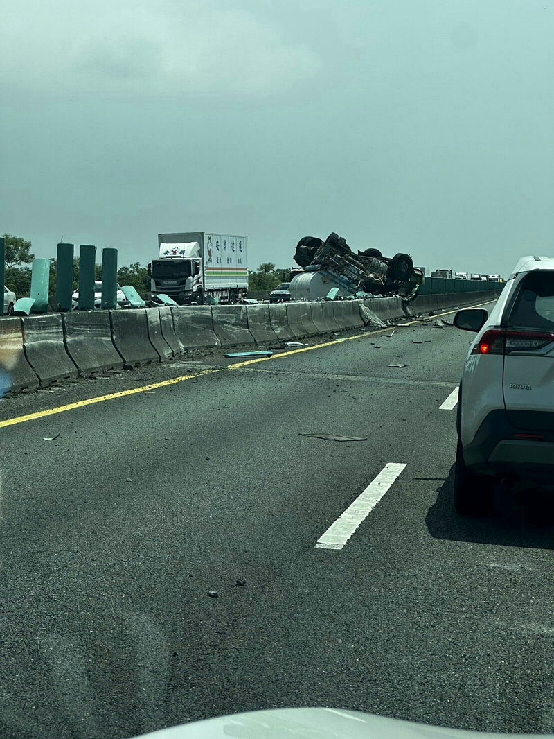 國道1號下營南下路段化學槽車翻覆駕駛沒呼吸心跳，雙向大塞車警籲改道。圖／讀者提供