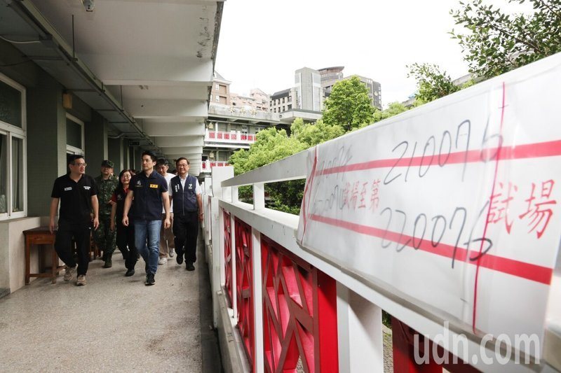 115學年度大學分科測驗因受巴威颱風影響，順延至7月13日、14日舉行，台北市長蔣萬安（左二）今天視察陽明高中大學分科考場的整備以及恢復狀況，在試場內聽取校長針對考場準備的各項簡報。記者許正宏／攝影