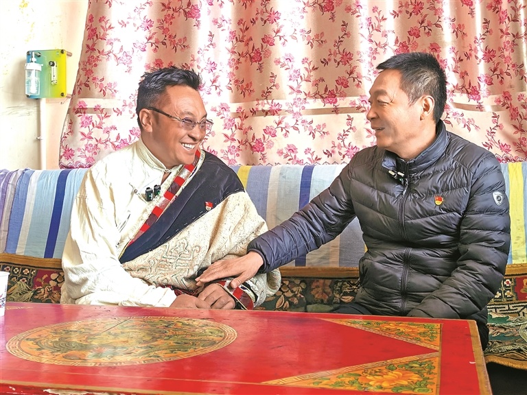 图为陈春友(右)和塔规接受记者采访。记者 冯骥 摄