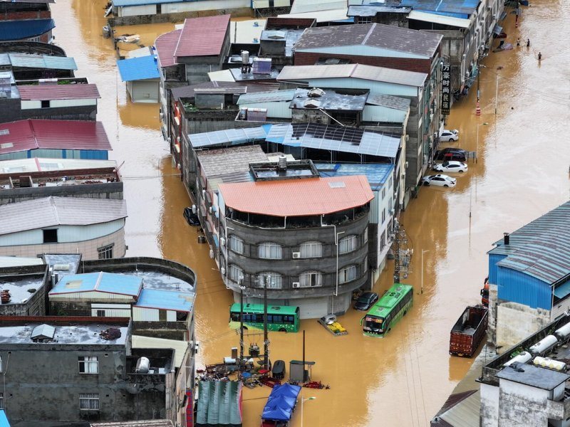 廣西南寧橫州市六藍水庫、雲表水庫6日出現漫頂及缺口，圖為橫州市校椅鎮平山村慘遭洪水入侵景象。中新社