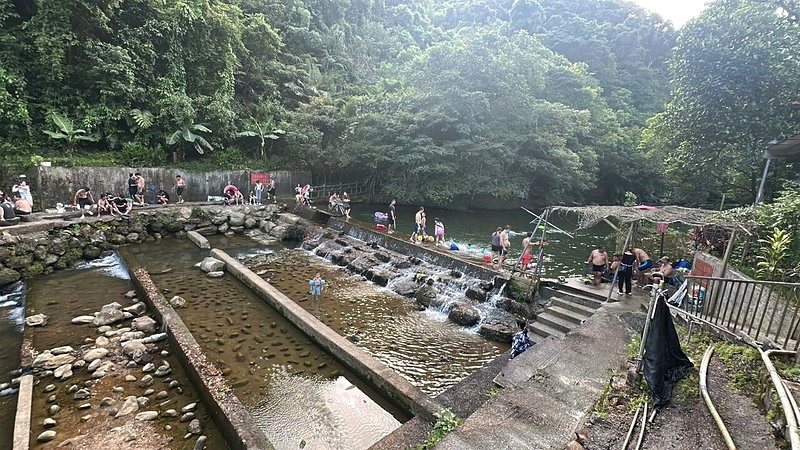 朱姓男子昨到基隆市石公潭游泳時，疑溺水沉入水中，被其他遊客救起時無呼吸心跳。消防人員到場急救並送醫，今天凌晨宣告不治。圖／讀者提供