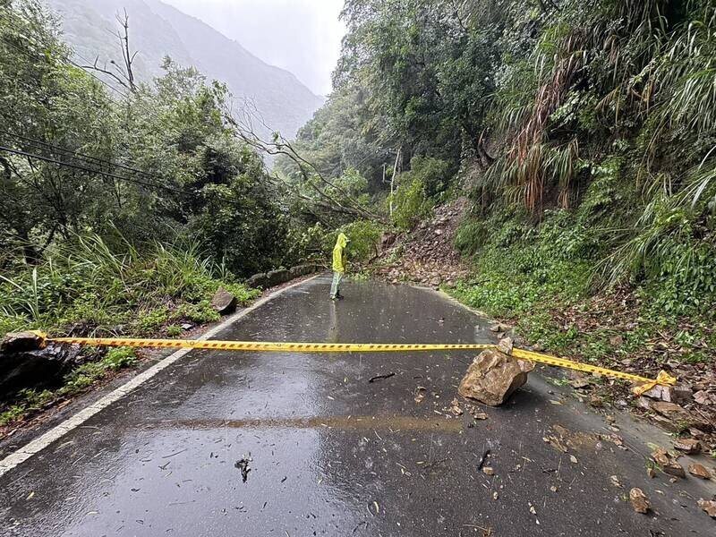 尖石鄉竹60線30公里處今天發生落石坍方,道路雙向中斷。圖/<a href='/search/tagging/2/新竹縣' rel='新竹縣' data-rel='/2/249353' class='tag'><strong>新竹縣</strong></a>消防局提供