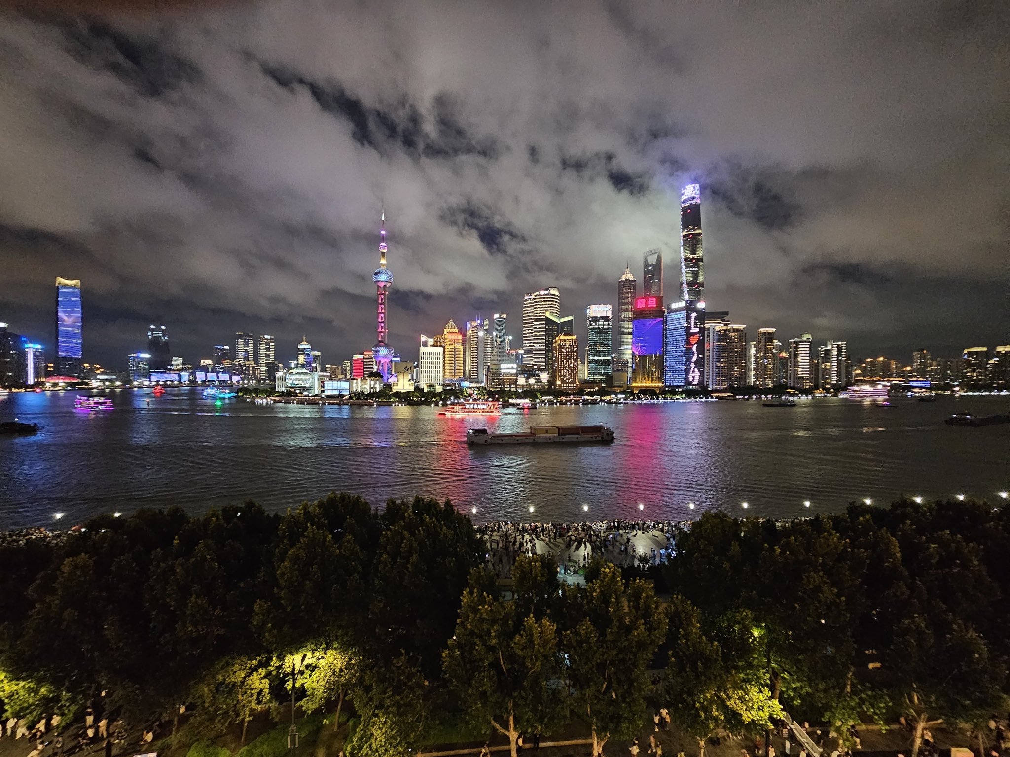 母亲晒上海旅游照,马斯克:这是一座伟大的城市!