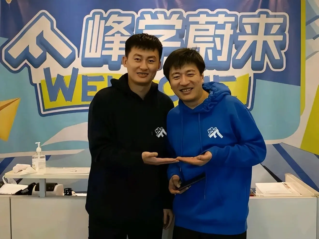 武亮（左）和张雪峰